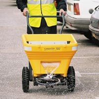 &Eacute;pandeur &agrave; sel manuel Croisi&egrave;re&trade; 300 &ndash; &eacute;pandage de sel sur un parking