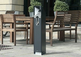 Ashguard™ staande asbak op zuil rookpalen voor-buiten