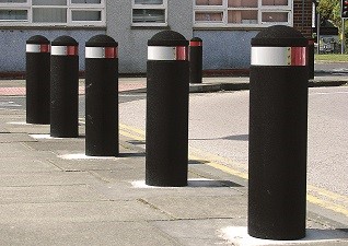 Bufferpaal™ Afzetpaal in zwart gerecyclede materialen en banding