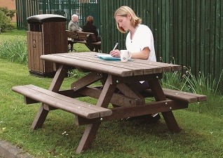 Clifton™ Picknicktafel in gerecycled materiaal in bruin