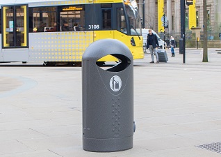 Elipsa™ Afvalbak voor buiten in betongrijs naast de trein