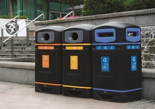 Glasdon Jubilee™ buitenafvalbak voor afvalscheiding naast fontein