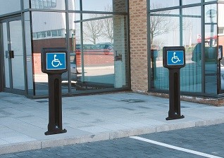 Infomaster™ wegwijzer afzetpalen in parkeergarage voor rolstoelgebruikers