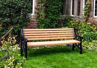 Lowther™ parkbank met rugleuning in gerecycleerd aluminium in de buitenruimte van het hotel