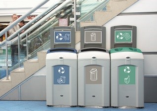 Nexus® 100 afvalscheidingsbak voor restafval, papier en karton, en glas in dertailhandel