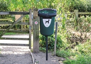 Retriever™ 35 Hondenpoepafvalbak voor openbare ruimtes in groen