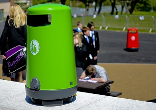 Topsy 2000® 110 liter buitenafvalbak in groen in een speeltuin