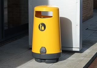 Topsy 2000® 110 liter buitenafvalbak in geel buiten gebouw