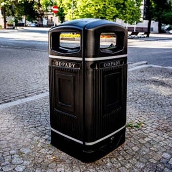 Glasdon Nexus 110 litter bin on a famous old market plaza in the Polish Heritage town of Wolsztyn