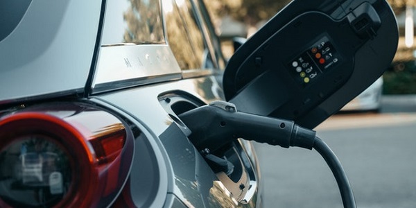 Een elektrische auto aangesloten op een laadpoort
