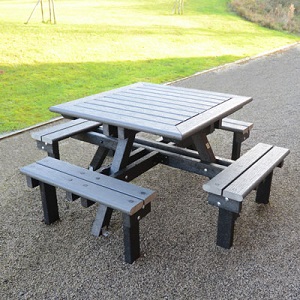 Een Pembridge picknicktafel op een stenen vloer