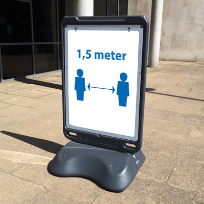 Stoepbord Advocate&trade; &ndash; PBM-borden/informatie over COVID-19 Ideaal voor bewegwijzering &lsquo;Houd afstand&rsquo;