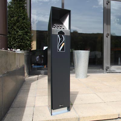 Asbak op zuil Ashguard&trade; & Spoedlevering Met grondbevestigingen