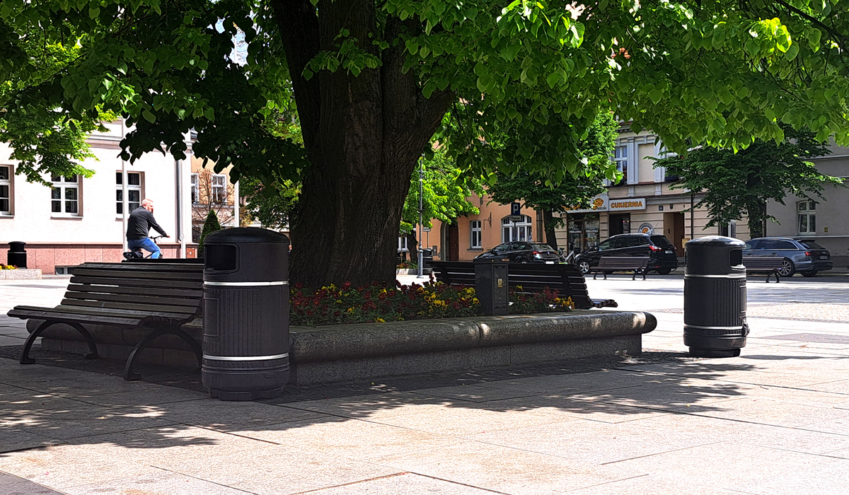 Glasdon Royale litter bins bins near some benches on a famous ancient market plaza in the Polish heritage town of Wolsztyn