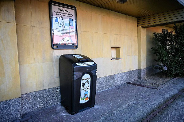 Kosz na śmieci Nexus&reg; City 240 i Advocate &trade; naścienna rama na plakat