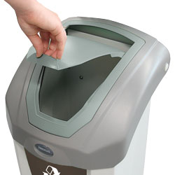 przy użyciu pokrywy na zawiasach pojemnika na odpady spożywcze Nexus&reg; 30 style=