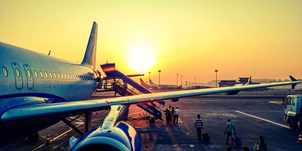 passagerare kliver ombord på ett flygplan