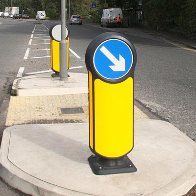 Vikbar pollare med skylt f&ouml;r trafik&ouml; Rebound Signmaster