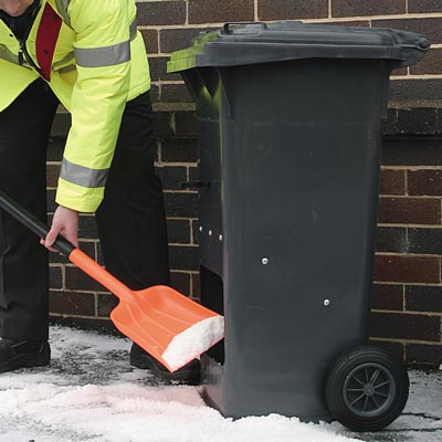 Grusl&aring;da p&aring; hjul Rollastor med sn&ouml;skyffel