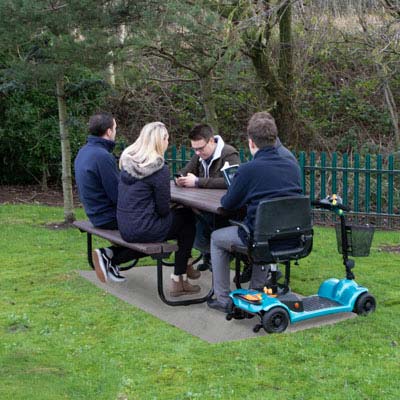 Anpassad modell av picknickbordet Bowland&trade; med utrymme f&ouml;r en scooter