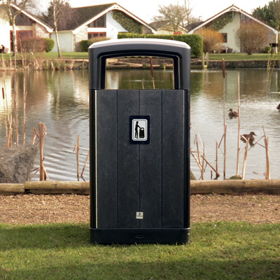Origin Curve Papperskorg fr&aring;n Glasdon finns med spj&auml;lor av 100% &aring;tervunnet Enviropol-material