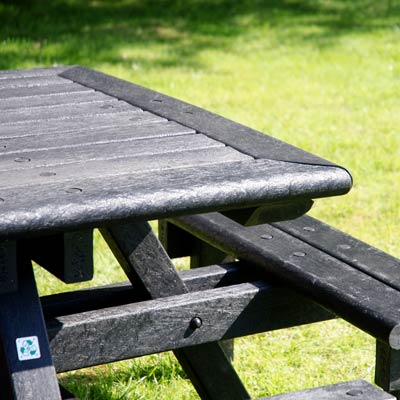 Picknickbord Pembridge&trade; - n&auml;rbild som visar Enviropol-spj&auml;lor med tr&auml;dlik effekt