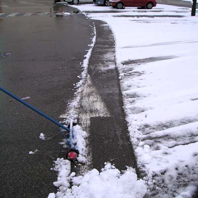 Snowscoop &auml;r l&auml;tthanterlig och g&ouml;r snabbt entr&eacute;er, trottoarer och parkeringsplatser fria fr&aring;n sn&ouml;