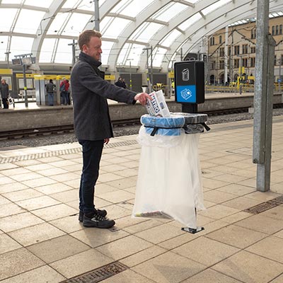 S&auml;ckstativ TSU pappersavfall p&aring; t&aring;gstationsplattform