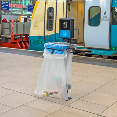 S&auml;ckstativ TSU monterad p&aring; stolpe p&aring; t&aring;gstation