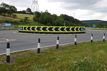 Chevroflex Sign at a roundabout at daytime