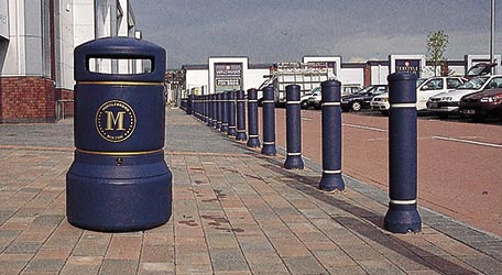 Glasdon hooded Neopolitan Plaza Litter Bin in a retail park