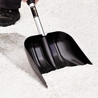 Glasdon Snospade ploughing through snow