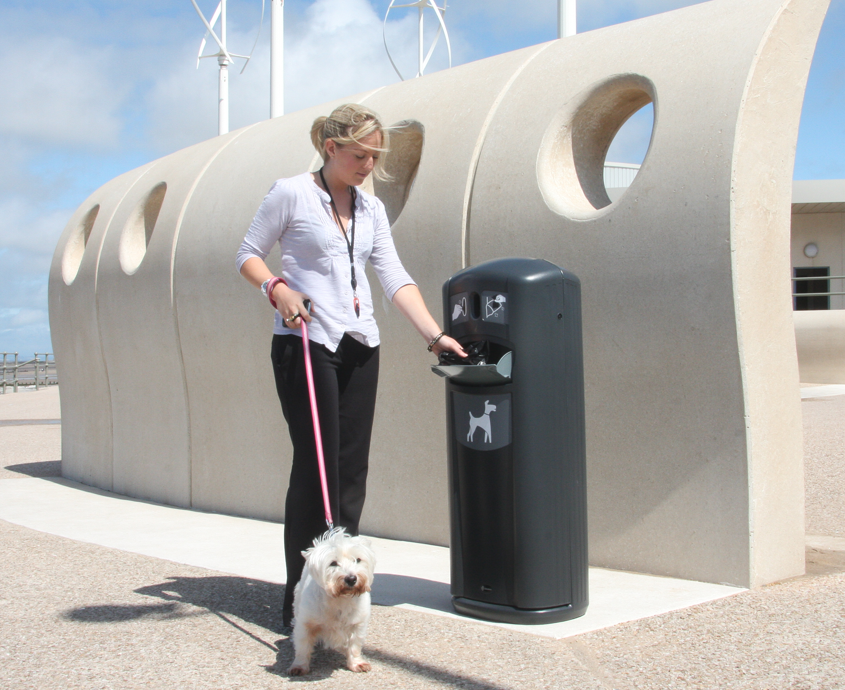 Retriever Pet waste station with Dog